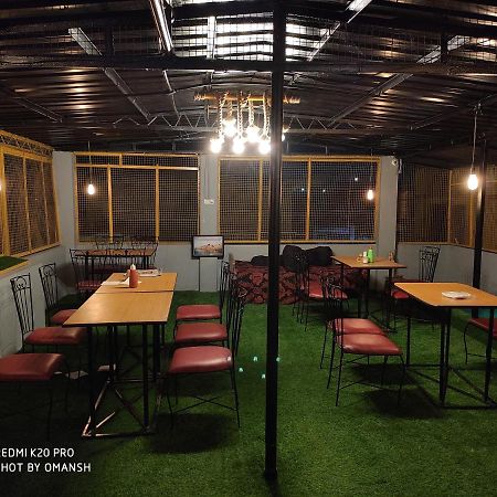 Monalisa Hostel Варанаси Екстериор снимка