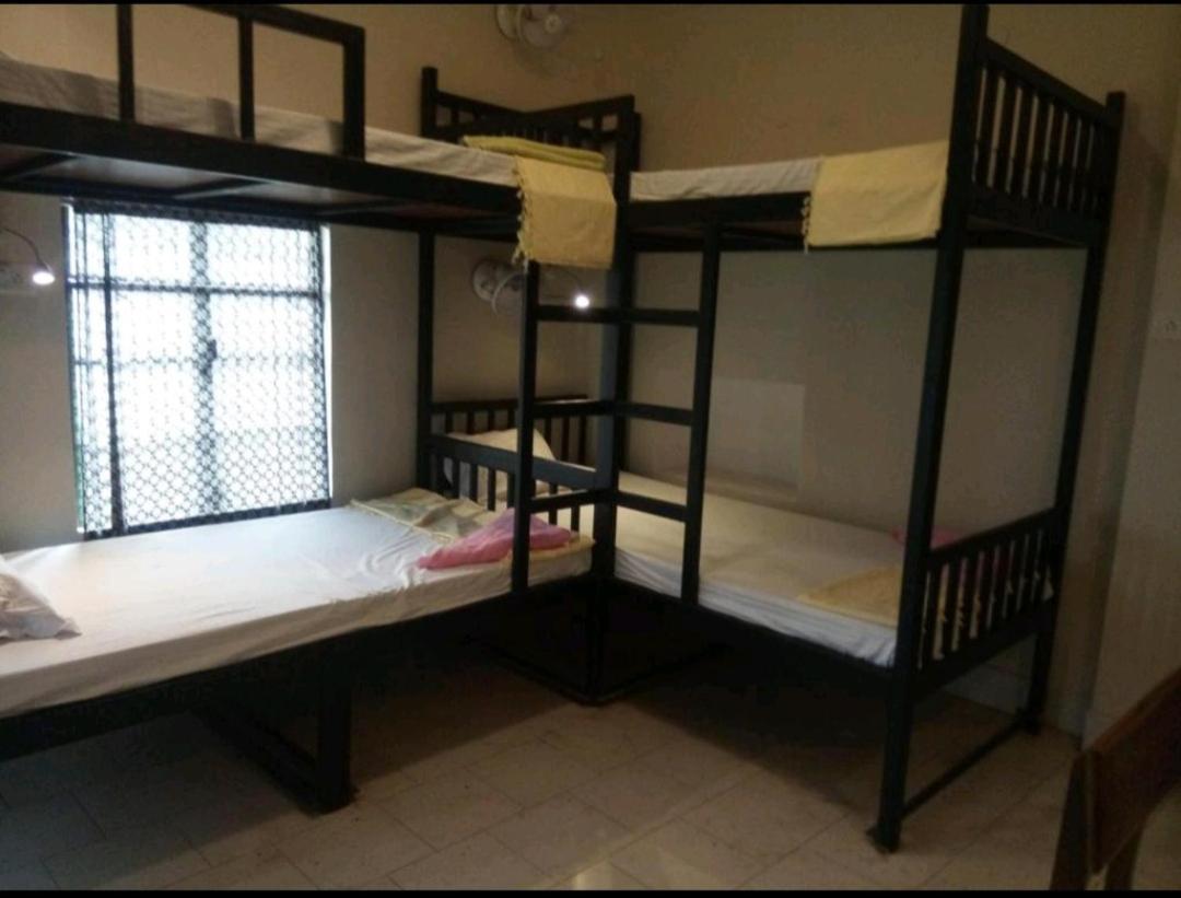 Monalisa Hostel Варанаси Екстериор снимка