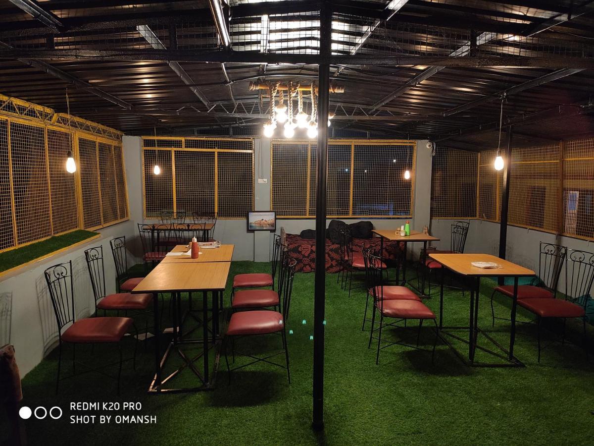 Monalisa Hostel Варанаси Екстериор снимка